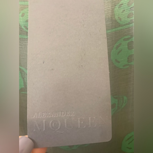 ALEXANDER MCQUEEN Skull Scarf 104cm x 120cm includes original tag - Picture 6 of 8